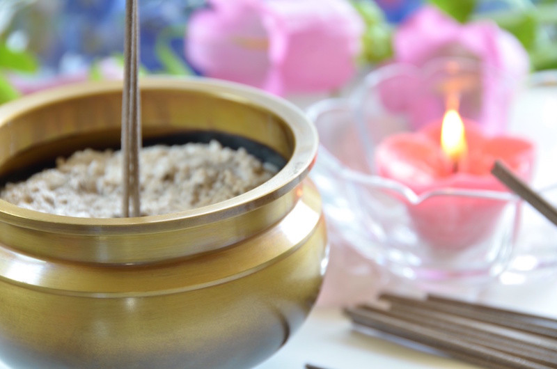 お線香と火が付いたロウソク